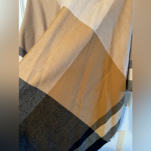 Gap Flannel Shawl/Poncho - Picture 2 of 4